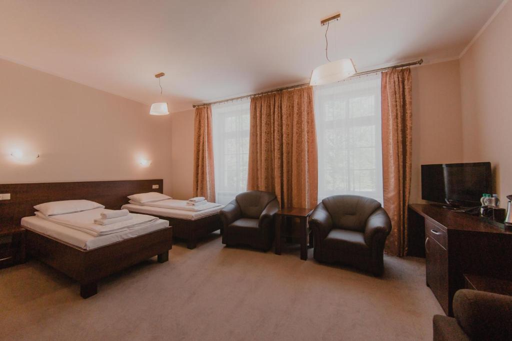 TV a/nebo společenská místnost v ubytování Hotel Cesarski - Kaiserhof