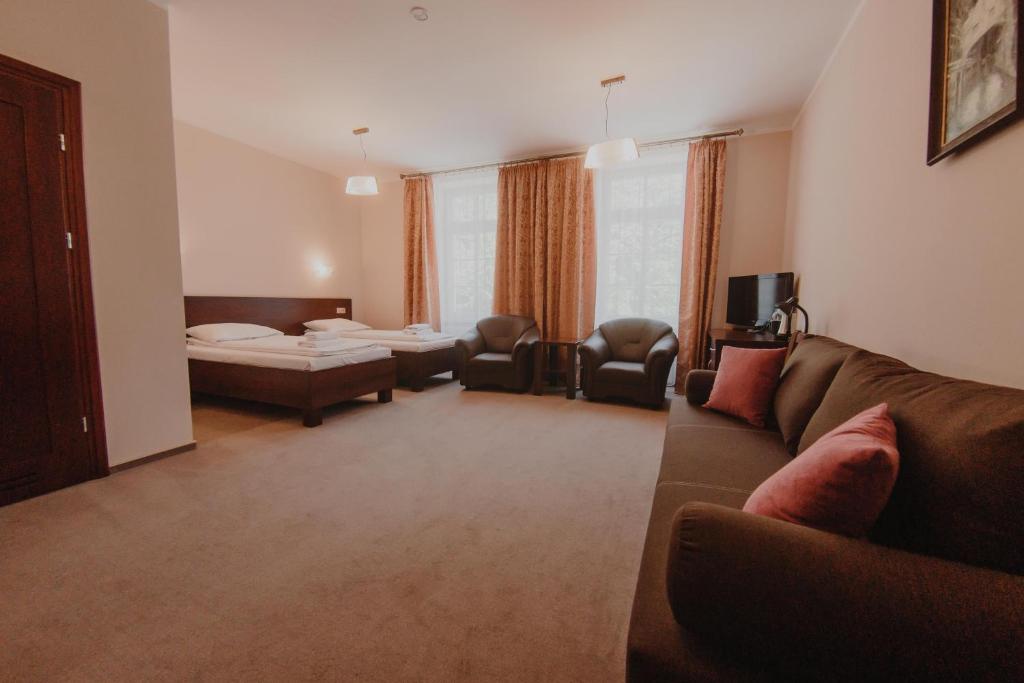 Postel nebo postele na pokoji v ubytování Hotel Cesarski - Kaiserhof