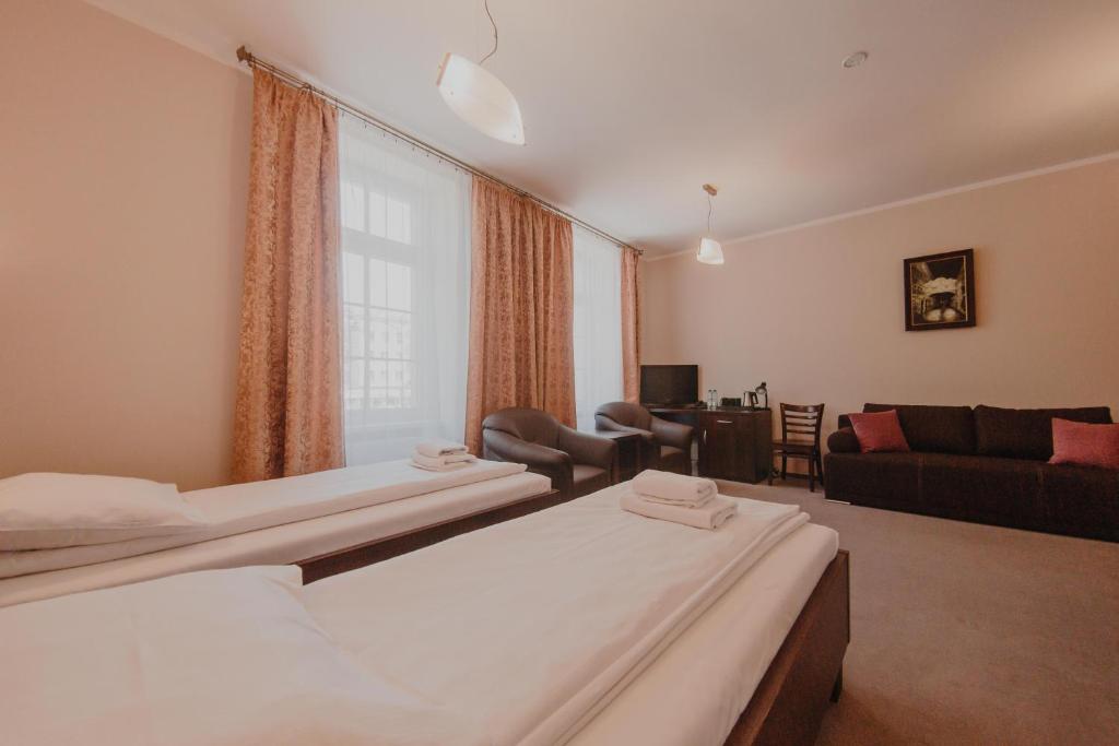 Postel nebo postele na pokoji v ubytování Hotel Cesarski - Kaiserhof