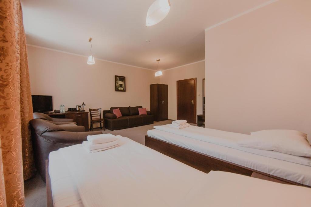 Postel nebo postele na pokoji v ubytování Hotel Cesarski - Kaiserhof