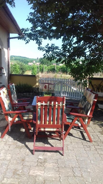 ヴィッラーニにあるBurai Vendégházの椅子2脚、ピクニックテーブル、テーブル、フェンス