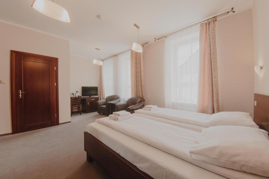 Postel nebo postele na pokoji v ubytování Hotel Cesarski - Kaiserhof