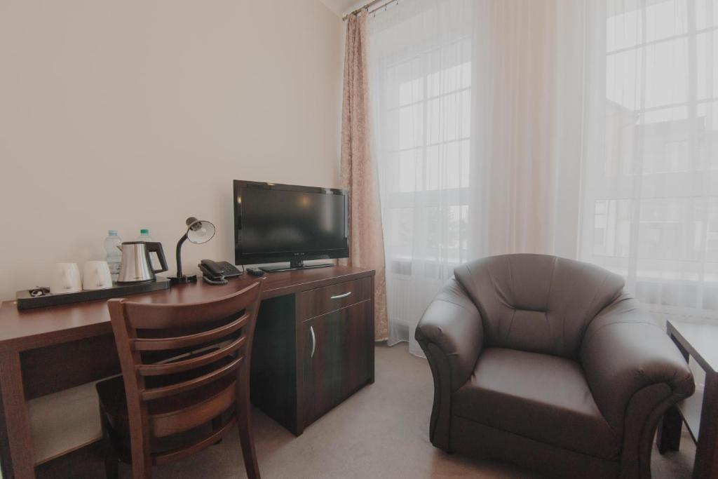 TV a/nebo společenská místnost v ubytování Hotel Cesarski - Kaiserhof