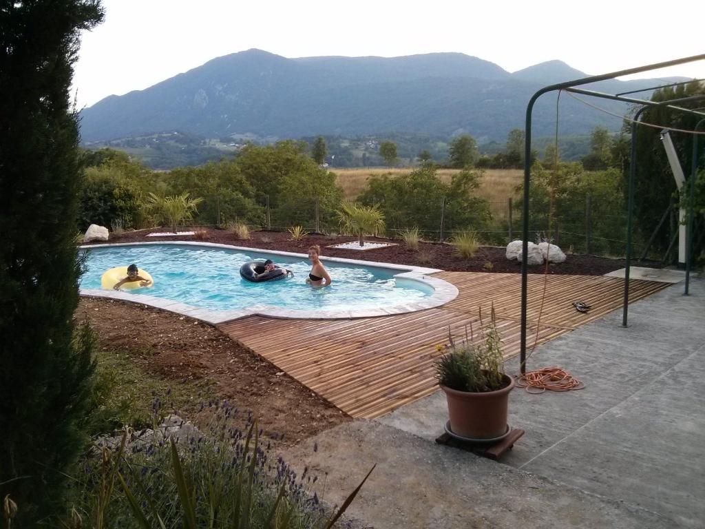 un groupe de personnes dans une piscine dans l'établissement Gite de Fontepaisse, à Saint-Jean-en-Royans