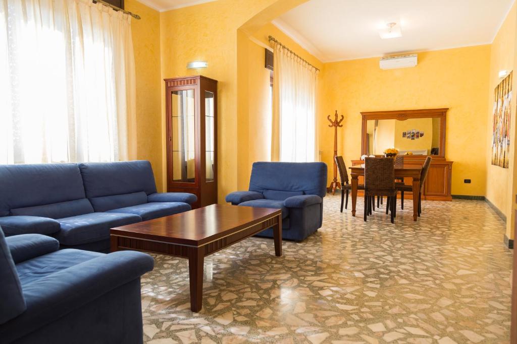 ガリポリにあるFilomarini Gallipoliのリビングルーム(青いソファ、テーブル付)