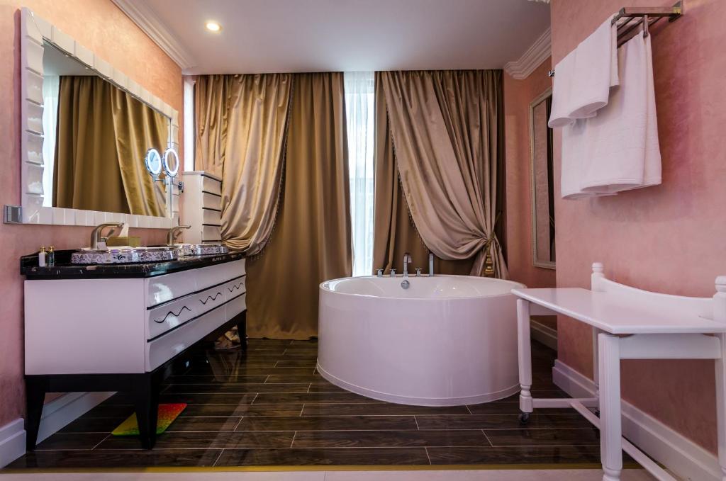 Phoenicia Royal Hotel - Sunset Apartment With Frontal Lake View