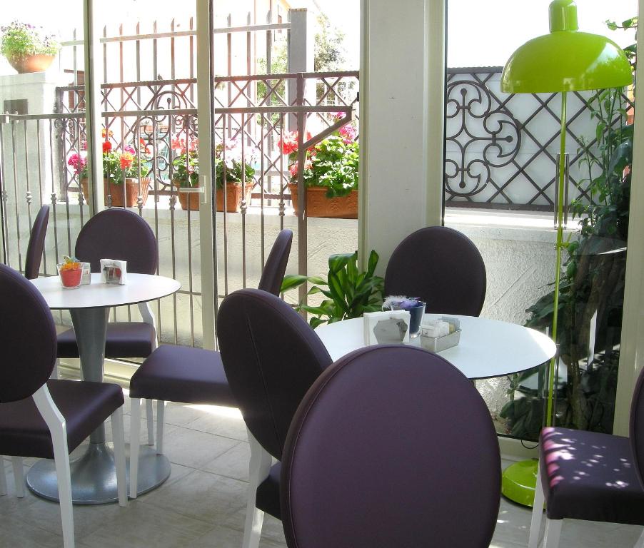 Restauracja lub miejsce do jedzenia w obiekcie Olive Garden & Petite Maison