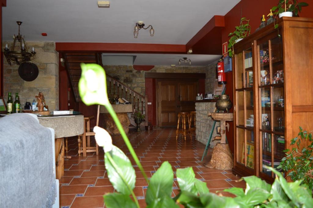 een woonkamer met een groene plant op de voorgrond bij La Casona de Quintes in Quintes