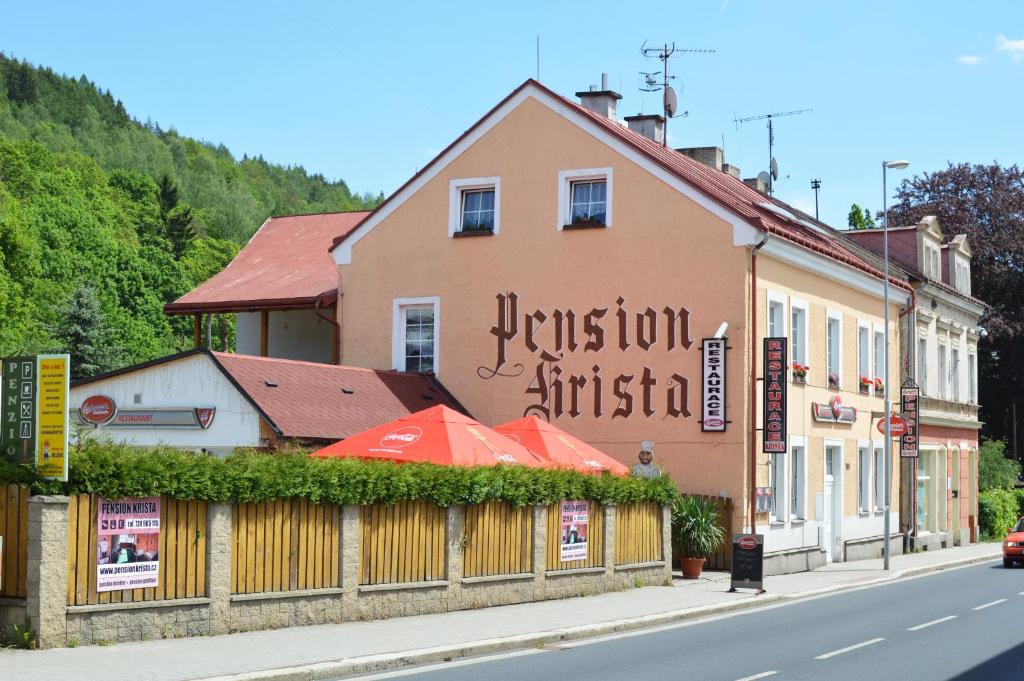 un edificio con sombrillas al lado de una calle en Pension Krista en Kraslice