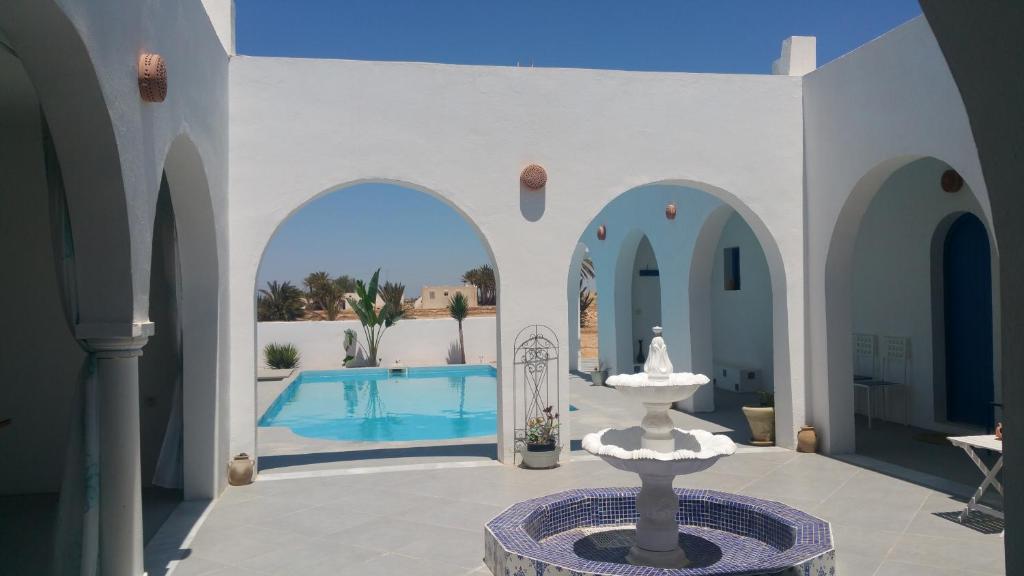 Bazén v ubytování Dar Chick Yahia Ile De Djerba nebo v jeho okolí