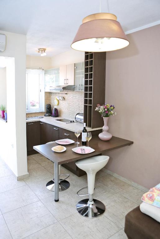 Kuchyň nebo kuchyňský kout v ubytování Apartment Ana