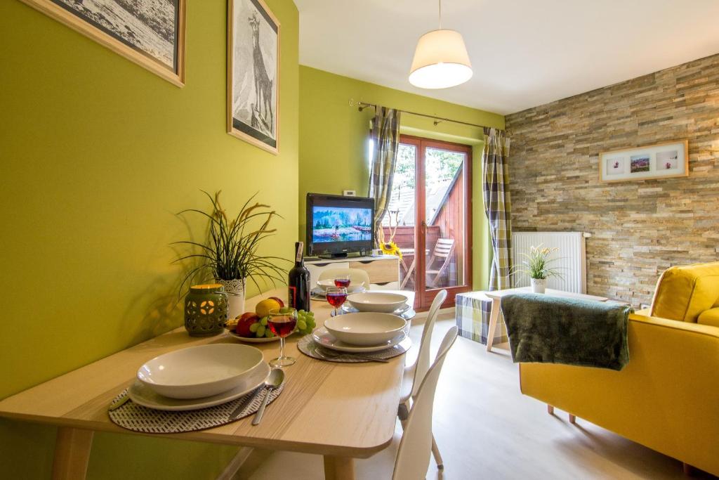 Televízia a/alebo spoločenská miestnosť v ubytovaní Apartamenty Smrekowa Zakopane