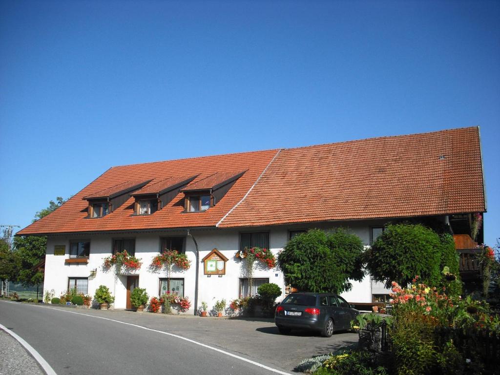 ArgenbühlにあるLandurlaub Ferien-Appartementの赤い屋根の白い大きな建物