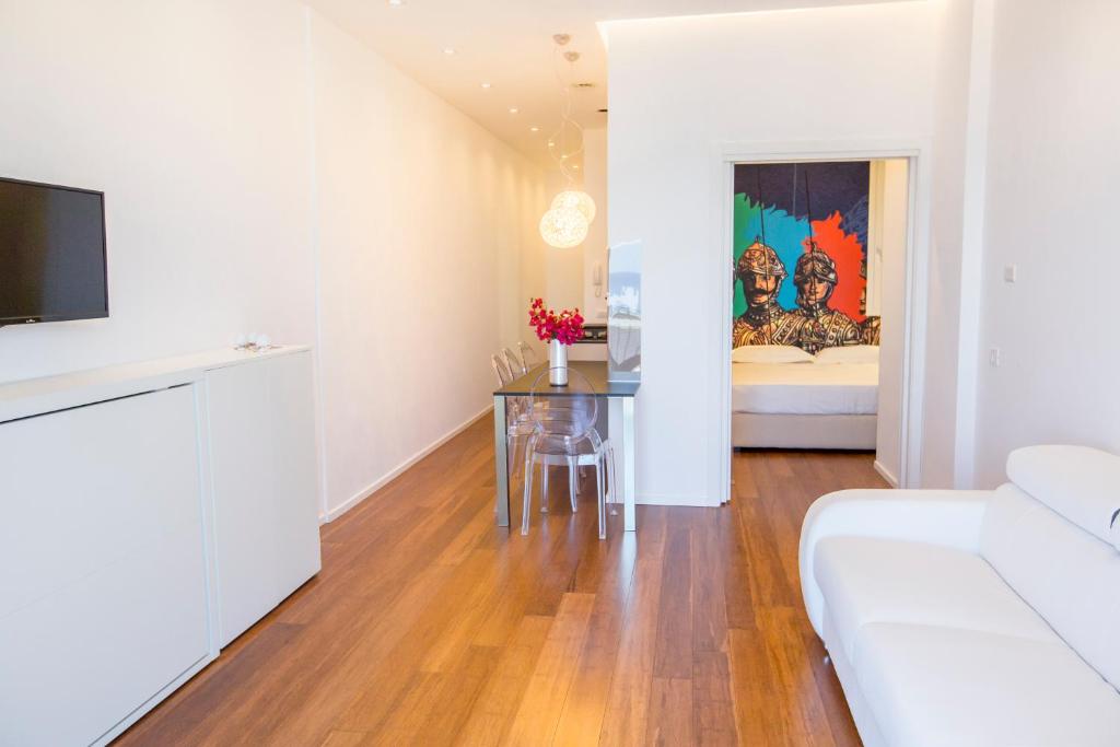 ein Wohnzimmer mit einem Tisch und einem Sofa in der Unterkunft Cefalù Charme e Chic Suites in Cefalú
