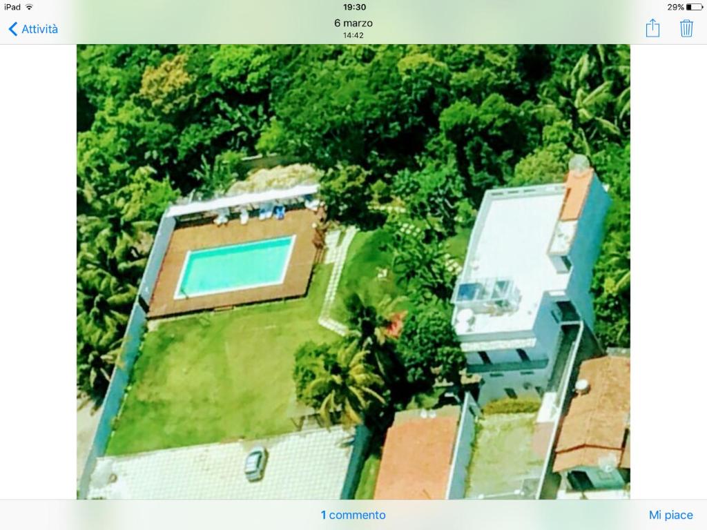 una vista aérea de una casa con piscina en Villa Vanuza, en Santa Cruz Cabrália