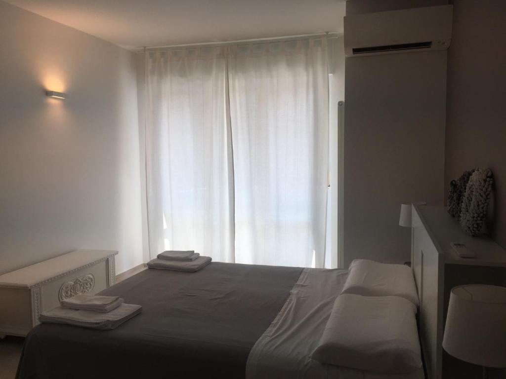A bed or beds in a room at Piano B Apartment