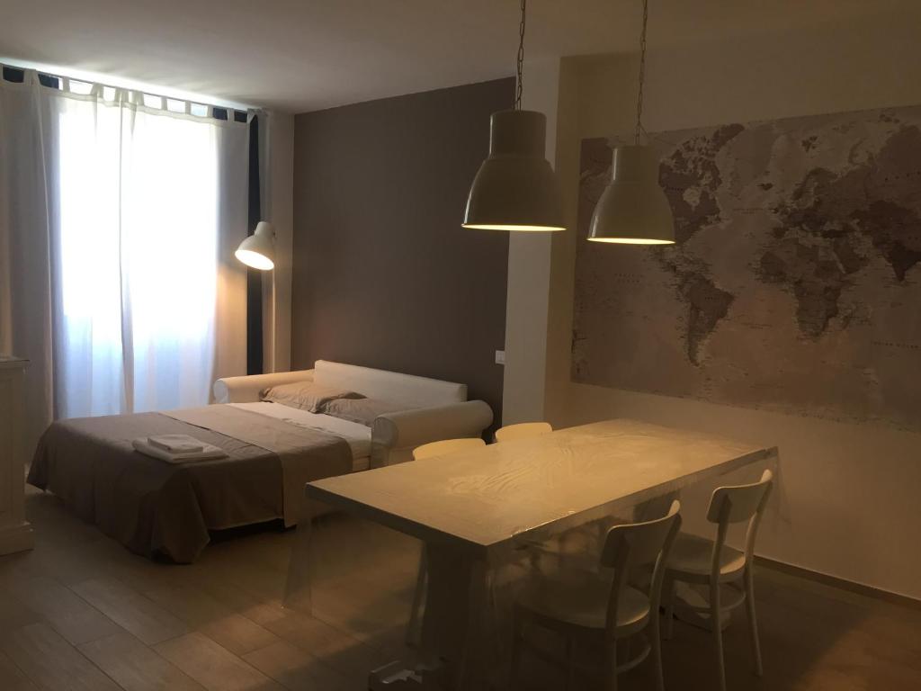 A bed or beds in a room at Piano B Apartment
