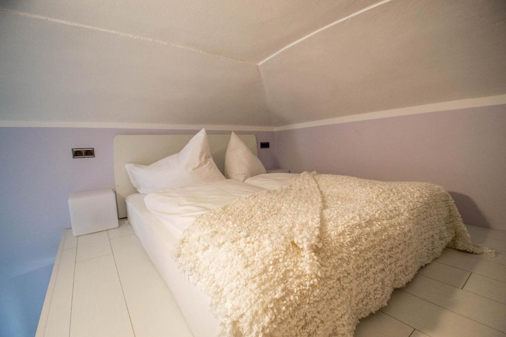Łóżko lub łóżka w pokoju w obiekcie Ruterra Apartment Cimburkova