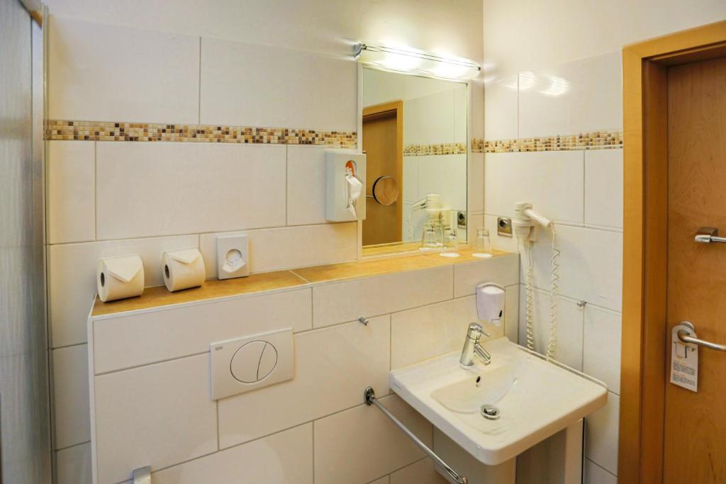 Koupelna v ubytování Hiddenseer Hotel
