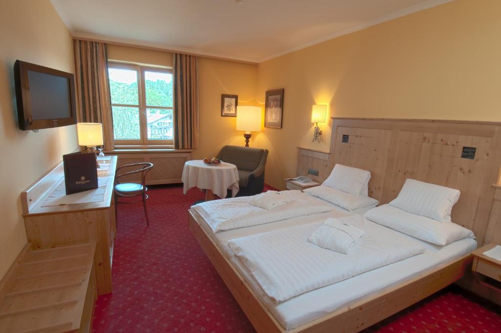 Postel nebo postele na pokoji v ubytování Hotel Tiefenbrunner