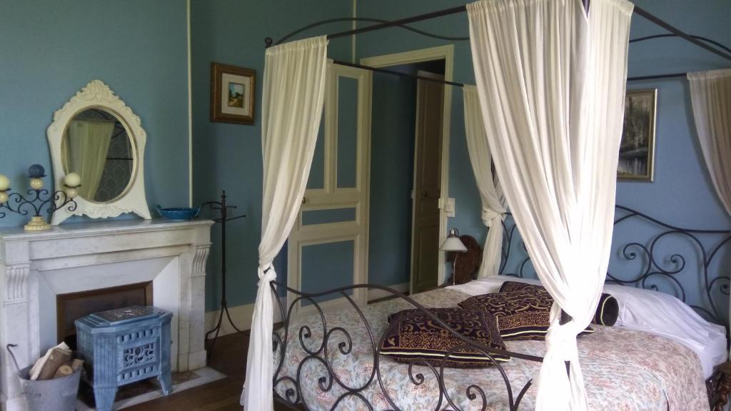 Postel nebo postele na pokoji v ubytování Chambres d'Hôtes-Château Constant