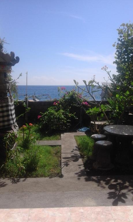 un jardín con vistas al océano en Sudi Homestay, en Amed