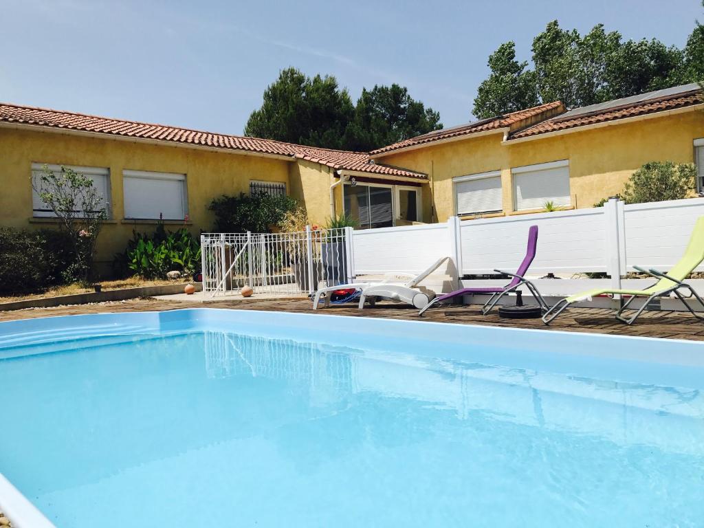 Bazén v ubytování Chambre d'hôtes Costa Belle nebo v jeho okolí