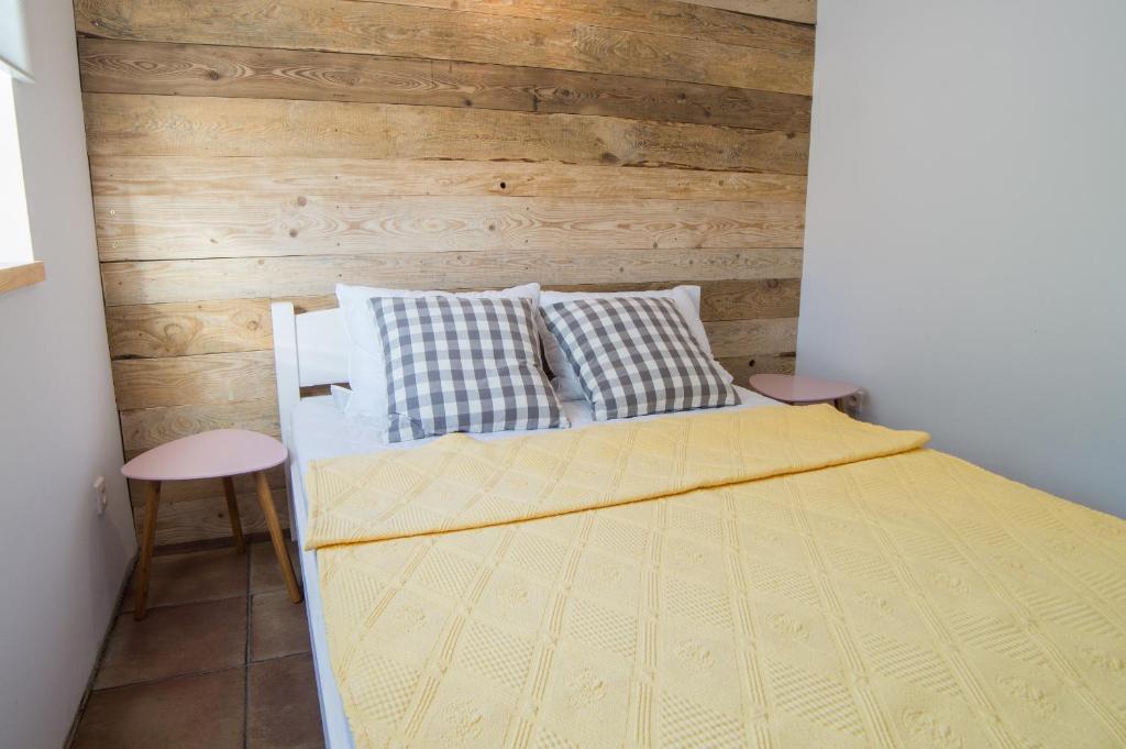 Postel nebo postele na pokoji v ubytování SOWI KĄT domki i apartamenty