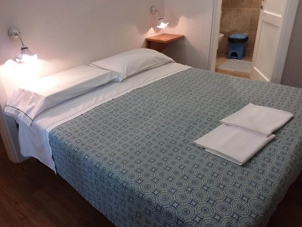 Postel nebo postele na pokoji v ubytování Rina Rooms