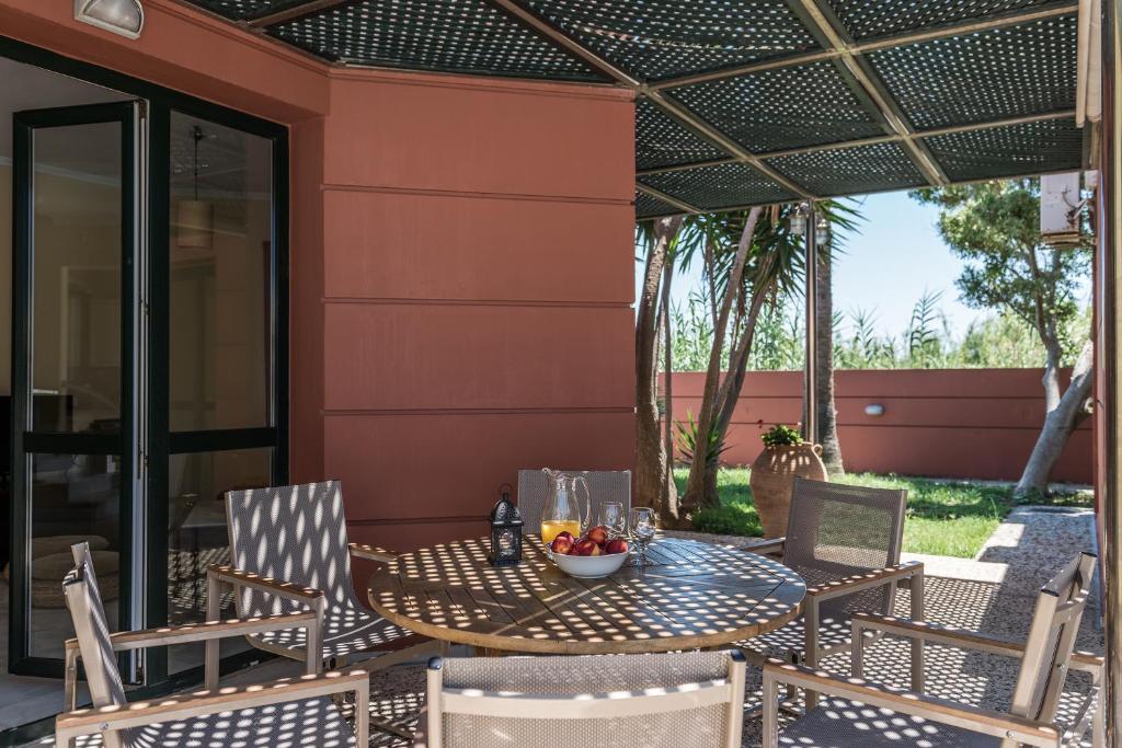 Patio alebo iná vonkajšia časť ubytovania Daphnis Villas