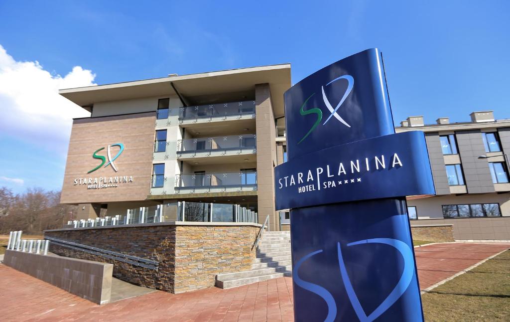 um sinal para um hospital em frente a um edifício em Hotel Stara Planina em Ćuštica
