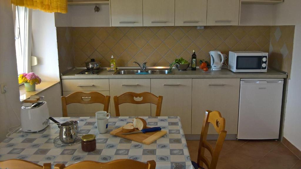Kuchyň nebo kuchyňský kout v ubytování Apartments Krušvina