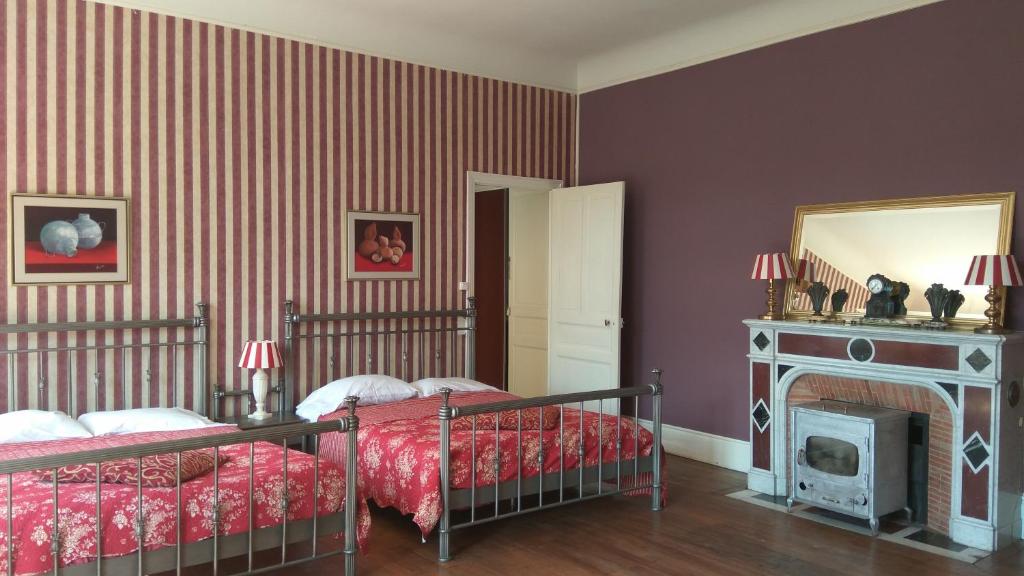 Postel nebo postele na pokoji v ubytování Chambres d'Hôtes-Château Constant