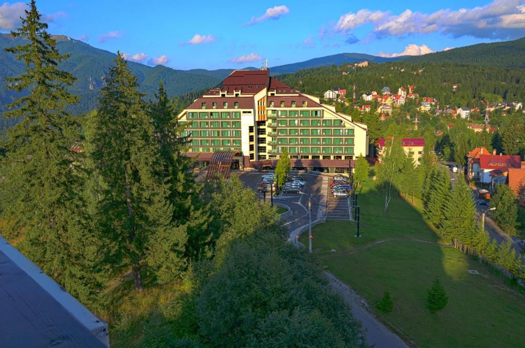 Nespecifikovaný výhled na hory nebo výhled na hory při pohledu z hotelu