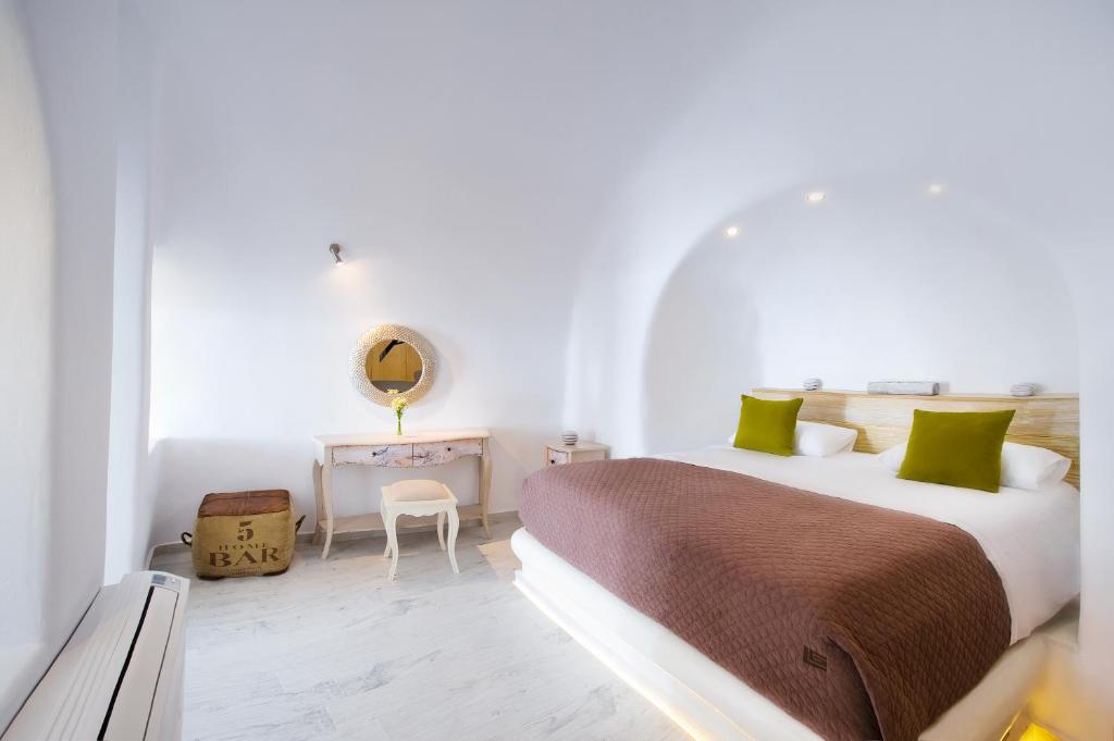 Cama ou camas em um quarto em Hyperion Oia Suites