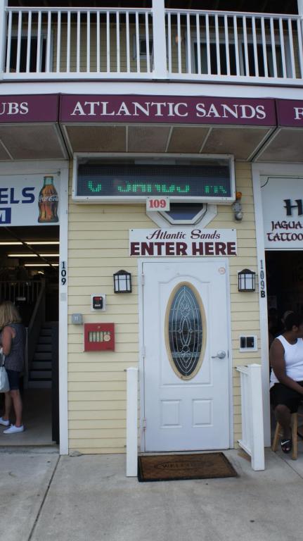 una porta d'ingresso di un negozio di sabbia atlantica di Atlantic Sands a Hampton Beach