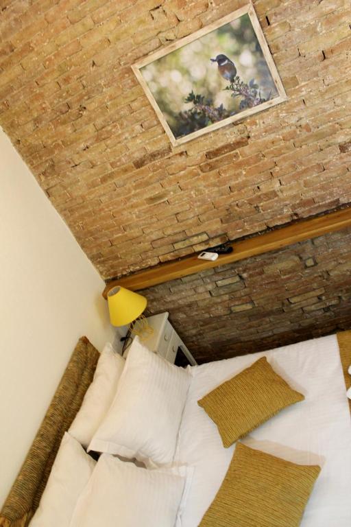Postel nebo postele na pokoji v ubytování Pedieos Guest House