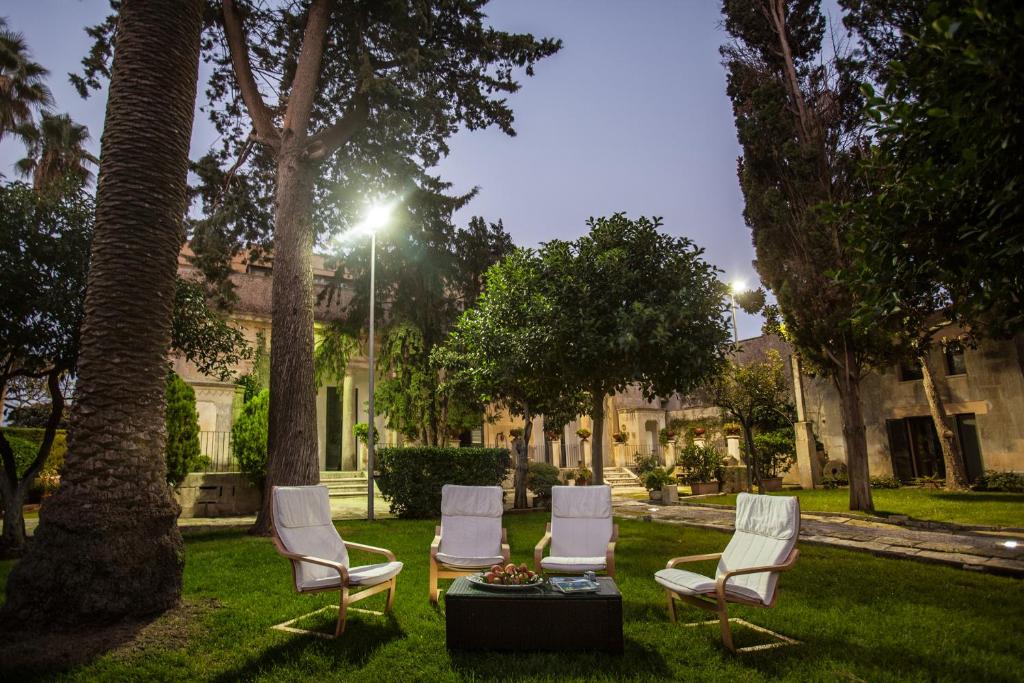 un gruppo di sedie e un tavolo in un cortile di Villa De Pietro a Cursi
