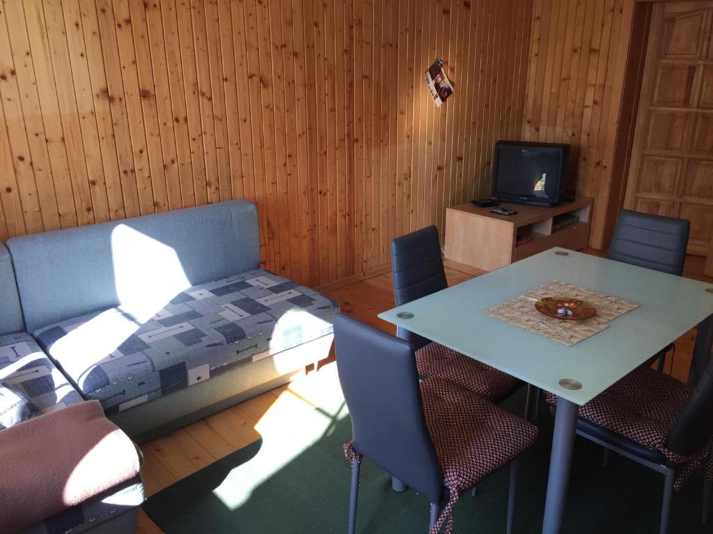 TV a/nebo společenská místnost v ubytování Apartments Huty