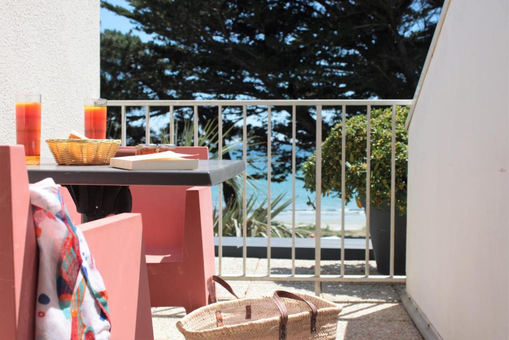 Balkón nebo terasa v ubytování Logis Hôtel de la Pointe du Cap Coz