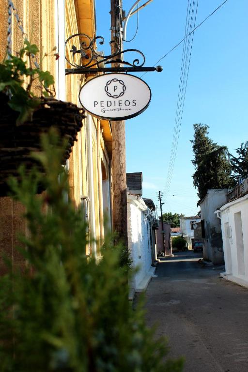 Certifikát, hodnocení, plakát nebo jiný dokument vystavený v ubytování Pedieos Guest House
