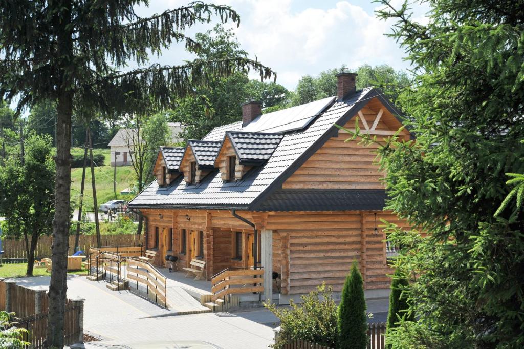 HoczewにあるCałoroczne Domki Agaの太陽屋根付きの家