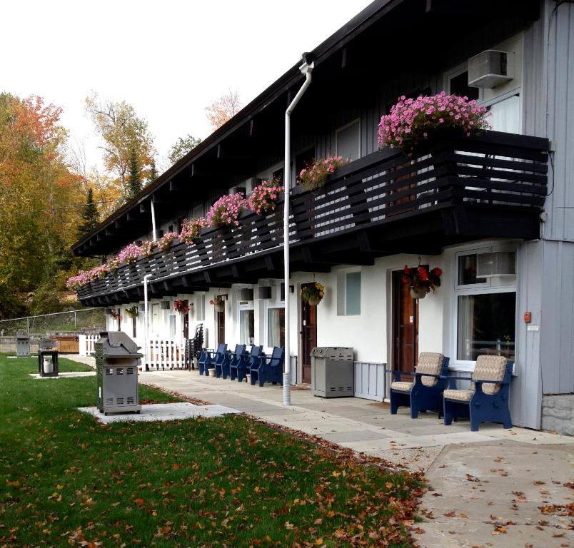 un edificio con un balcón con flores. en Lakeview Motel en Haliburton