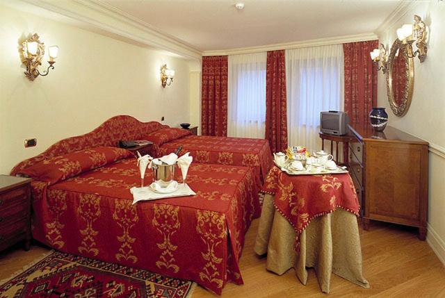 Postel nebo postele na pokoji v ubytování Suites Torre Dell'Orologio