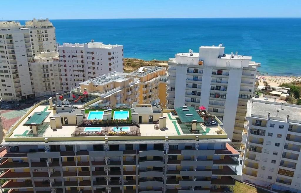 アルマカオ・デ・ペラにあるBy the Sea - Rooftop poolsの海を背景にした建物の空中