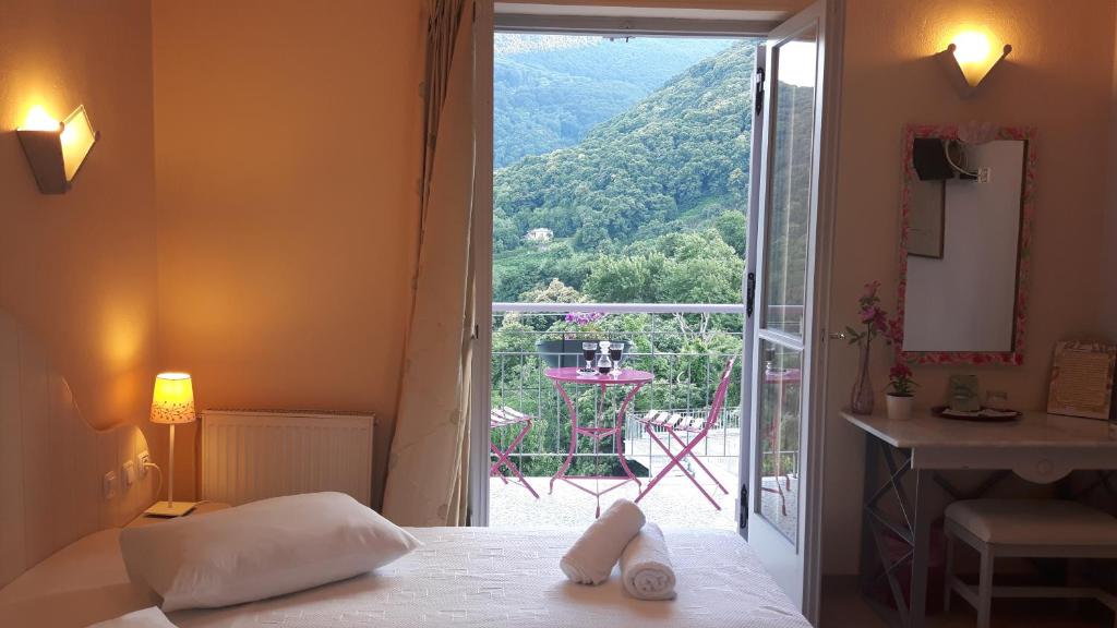 Nespecifikovaný výhled na hory nebo výhled na hory při pohledu z hotelu