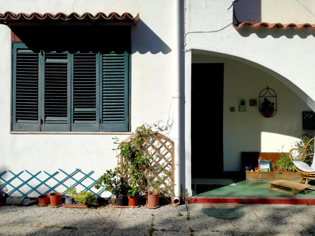 un ingresso a una casa con recinzione e piante di B&B Ondamarina a Lascari