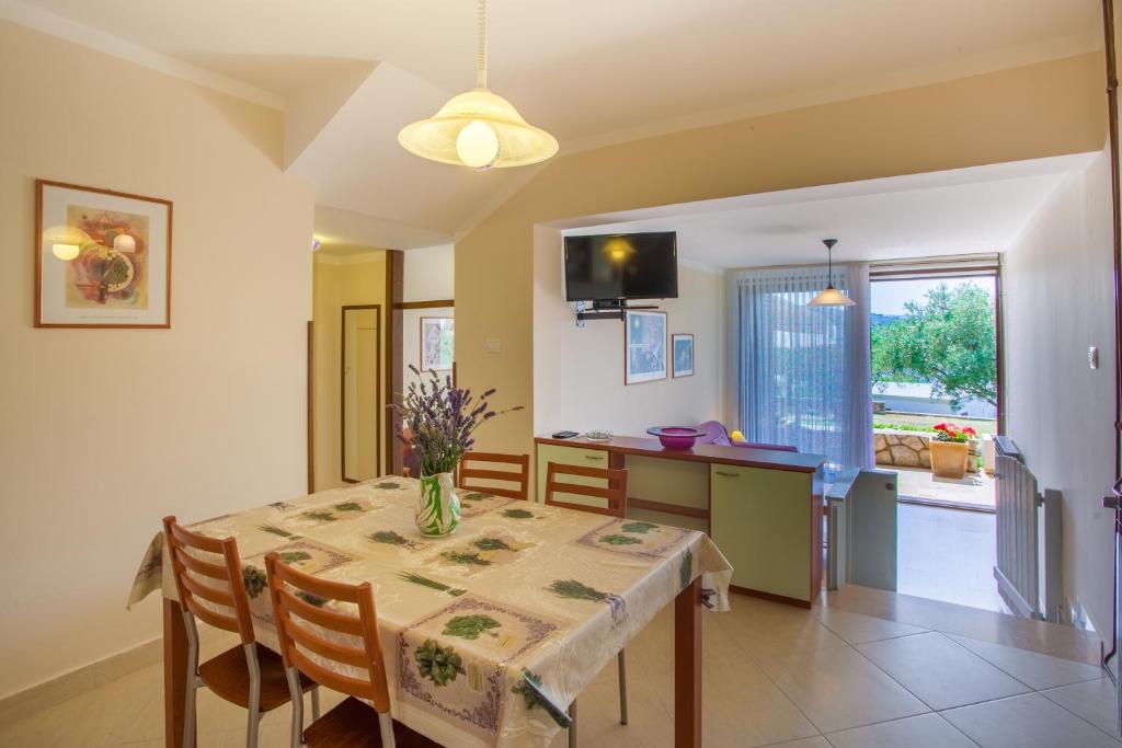 Kuchyň nebo kuchyňský kout v ubytování Apartments Ljubo & Lili