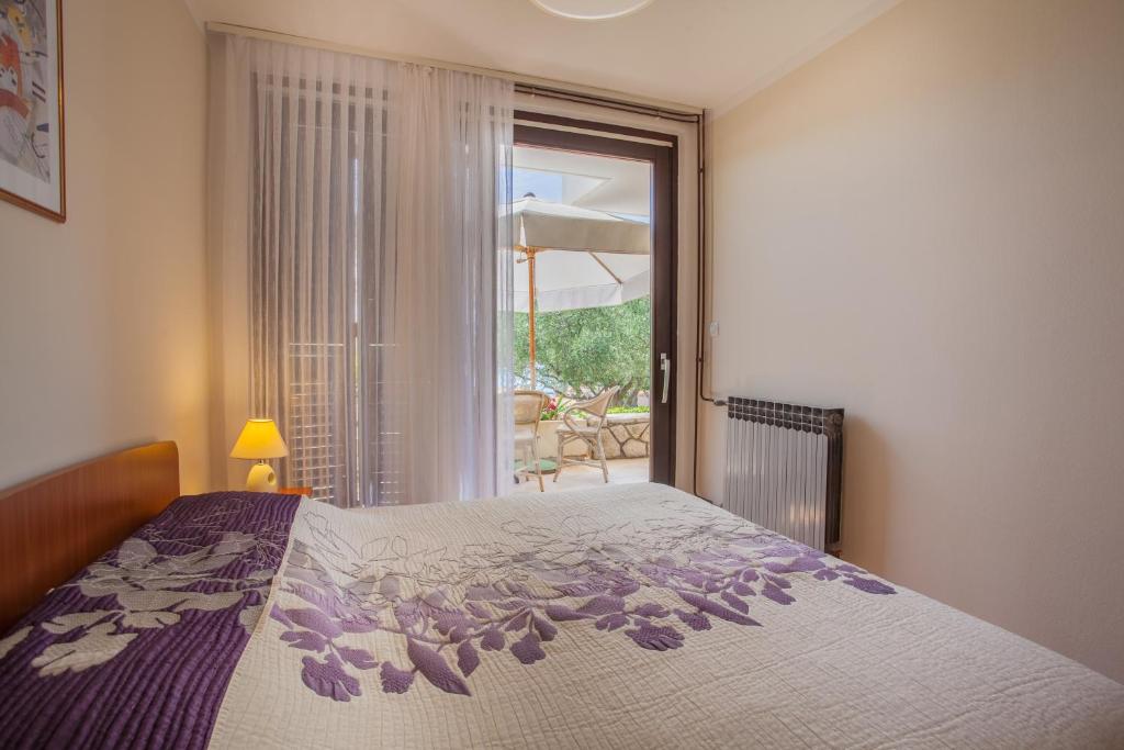 Postel nebo postele na pokoji v ubytování Apartments Ljubo & Lili