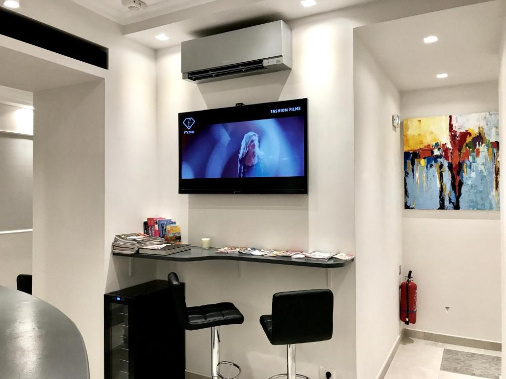 TV a/nebo společenská místnost v ubytování Boutique Hôtel Neptune Nice